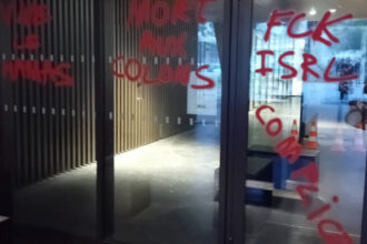foto graffiti pro hamas la intrarea cladirii institutului de stiinte politice din strasbourg institutia a depus plangere penala 68e6cfc034888