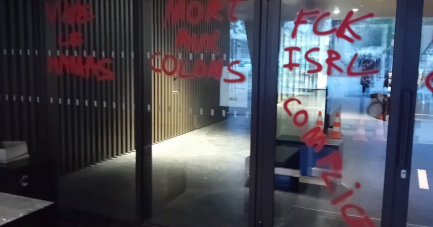 Graffiti pro-Hamas descoperit la intrarea Institutului de Științe Politice din Strasbourg; instituția a inițiat acțiuni legale. 1 foto graffiti pro hamas la intrarea cladirii institutului de stiinte politice din strasbourg institutia a depus plangere penala 68e6cfc034888