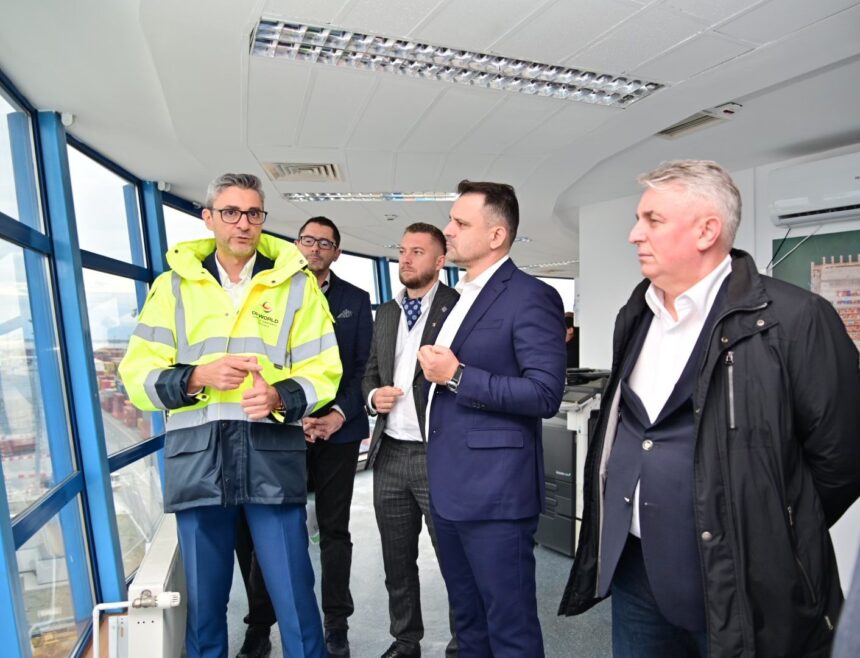 Sub conducerea deputatului PNL din Constanța, Marian Crușoveanu, Comisia pentru Transporturi și Infrastructură s-a reunit în orașul de la malul mării. 1 foto la initiativa deputatului pnl constanta marian crusoveanu comisia parlamentara pentru transporturi si infrastructura si a desfasurat lucrarile la constanta 68e919cd531e7