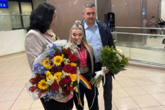 foto la revenirea in romania mihaela cambei tripla medaliata la cm de haltere a dezvaluit secretul performantelor sale 68e4e250b5552