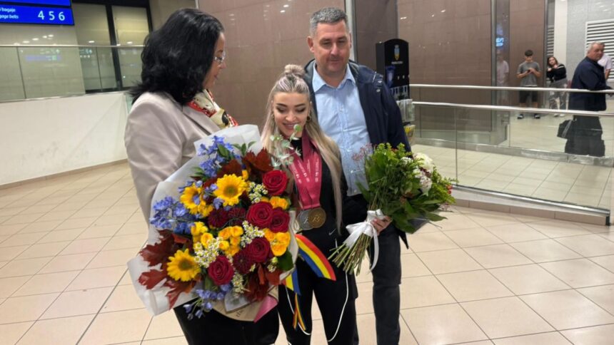 Mihaela Cambei, tripla campioană mondială la haltere, își împărtășește secretele succesului la revenirea în țară 1 foto la revenirea in romania mihaela cambei tripla medaliata la cm de haltere a dezvaluit secretul performantelor sale 68e4e250b5552