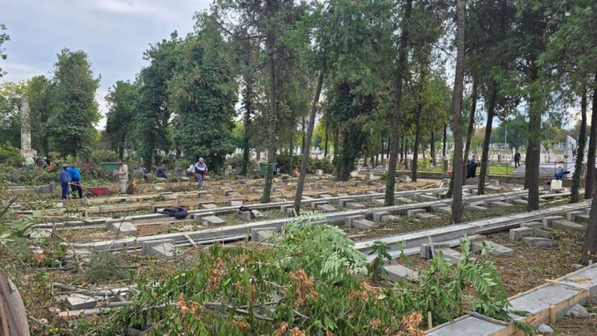 Transformări în Cimitirul Central din Constanța: Borduri noi și socluri funerare revitalizate 1 foto lucrari de reamenajare in cimitirul central din constanta apar borduri si se refac soclurile funerare 68e37899635e7