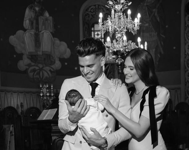 Un moment plin de emoție în familia Hagi: Ianis și Elena își sărbătoresc fiul. Descoperă ce nume le-a furat inima! 1 foto moment emotionant in familia hagi ianis si elena si au botezat fiul afla ce nume au ales 68dd7b9c42833