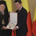 foto nicusor dan a semnat decretele pentru decorarea lui bartolomeu i al constantinopolului si a patriarhiei romane 68ffb90812dd6