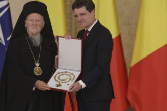 foto nicusor dan a semnat decretele pentru decorarea lui bartolomeu i al constantinopolului si a patriarhiei romane 68ffb90812dd6