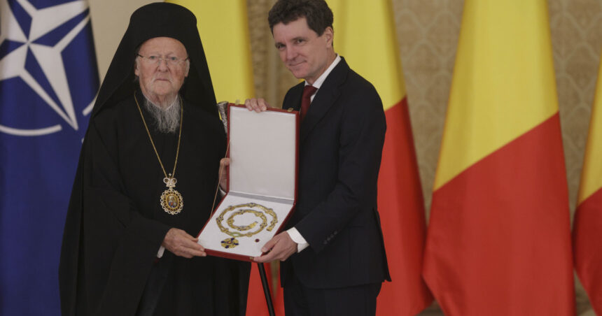 Nicușor Dan a acordat distincții onorifice lui Bartolomeu I al Constantinopolului și Patriarhiei Române 1 foto nicusor dan a semnat decretele pentru decorarea lui bartolomeu i al constantinopolului si a patriarhiei romane 68ffb90812dd6