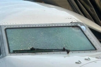 foto pilot al united airlines ranit dupa ce avionul s a ciocnit in aer cu un obiect care i a fisurat parbrizul ipotezele anchetatorilor 68f86aa84150b