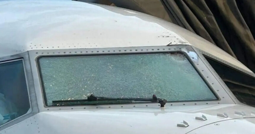 Piloții United Airlines, în pericol: coliziune în aer cu un obiect misterios care a spart parbrizul. Ce presupunere fac anchetatorii? 1 foto pilot al united airlines ranit dupa ce avionul s a ciocnit in aer cu un obiect care i a fisurat parbrizul ipotezele anchetatorilor 68f86aa84150b