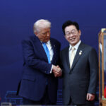 Președintele Coreei de Sud îi înmânează lui Trump o coroană de aur, la scurt timp după demonstrațiile „Fără Regi” din Statele Unite 2 foto presedintele coreei de sud i a oferit lui trump o coroana din aur la cateva zile dupa protestele no kings din sua 6902402759b72