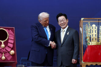 foto presedintele coreei de sud i a oferit lui trump o coroana din aur la cateva zile dupa protestele no kings din sua 6902402759b72