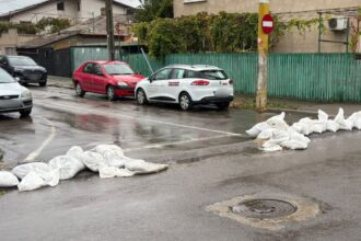 foto primaria constanta sacii de nisip montati pentru protectia impotriva inundatiilor nu trebuie deteriorati 68e4e2811cdff