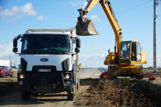 foto primaria cumpana continua modernizarea drumurilor lucrari in desfasurare pe strada prelungirea tractorului 68f26265c09c7