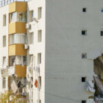 Primele patru familii afectate de explozia din Rahova au fost relocate în apartamente complet mobilate, iar 111 persoane beneficiază de cazare în hoteluri. 2 foto primele 4 familii afectate de explozia din rahova mutate in locuinte mobilate si utilate 111 de persoane sunt cazate in hoteluri 68f65ee41d6f6