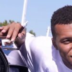 Real Madrid i-a oferit lui Mbappe o mașină spectaculoasă de 100.000€: Descoperă noul său bolid, deși fără permis! 2 foto real madrid l a incarcat pe mbappe cu o bestie de 100 000e cum arata noul bolid al francezului care nu are insa permis 68f1f859ee85d