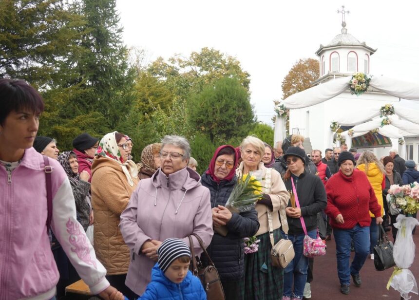 Sărbătoare spirituală: Cumpăna a cinstit hramul Bisericii Sfânta Cuvioasă Parascheva 1 foto sarbatoare duhovniceasca cumpana a sarbatorit hramul bisericii sfanta cuvioasa parascheva 68ee4acb100dc