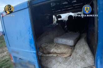 foto sclavi explotati de doi barbati salvati de politisti dormeau intr o masina erau trimisi la cersit si pusi la munca fara zile libere 69022df5823ec