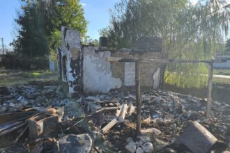 foto si tu poti face o fapta buna o bunica si cei doi nepoti ai sai din baneasa locuiesc intr un adapost improvizat dupa ce casa le a fost mistuita de flacari 68dd588681856