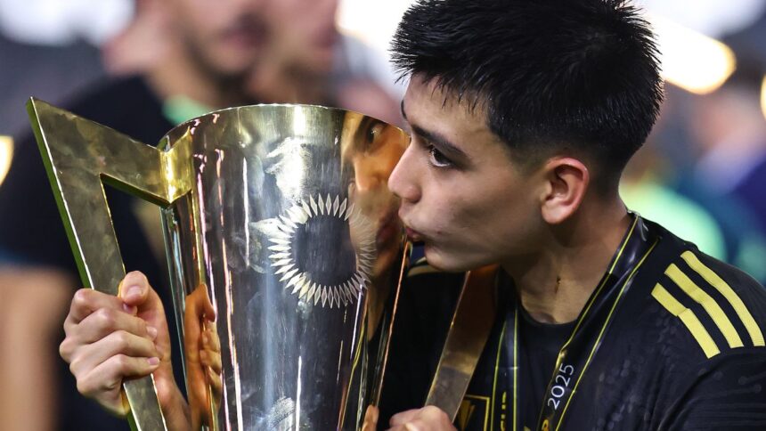 "Un talent rar! Tânărul fenomen al fotbalului, pregătit să strălucească la trei Mondiale într-un timp record!" 1 foto si video fara precedent pustiul minune din fotbal care e pe cale sa joace la 3 mondiale in mai putin de un an 68e692766ccbc