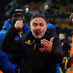 Furtună în Premier League: Tehnicianul a provocat o reacție în rândul fanilor, dar stewarzii au intervenit cu dificultate 3 foto si video scandal in premier league antrenorul s a dus la suporteri iar stewarzii l au tinut cu greu 68fe7426711b6