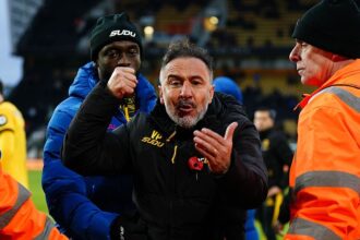 foto si video scandal in premier league antrenorul s a dus la suporteri iar stewarzii l au tinut cu greu 68fe7426711b6