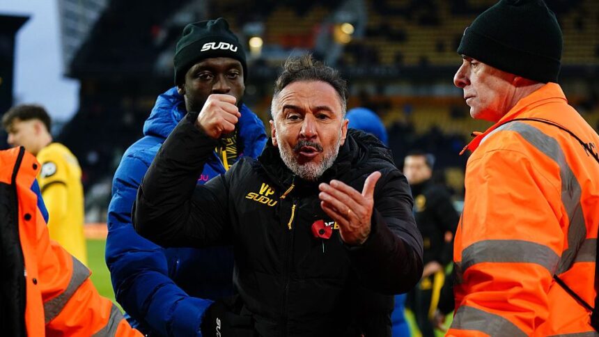 Furtună în Premier League: Tehnicianul a provocat o reacție în rândul fanilor, dar stewarzii au intervenit cu dificultate 1 foto si video scandal in premier league antrenorul s a dus la suporteri iar stewarzii l au tinut cu greu 68fe7426711b6