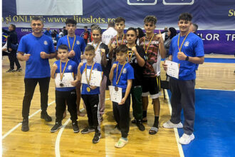 foto sportivii cs medgidia pe podiumul cupei campionilor de kickboxing de la pitesti iata rezultatele obtinute 68ff834d217a5