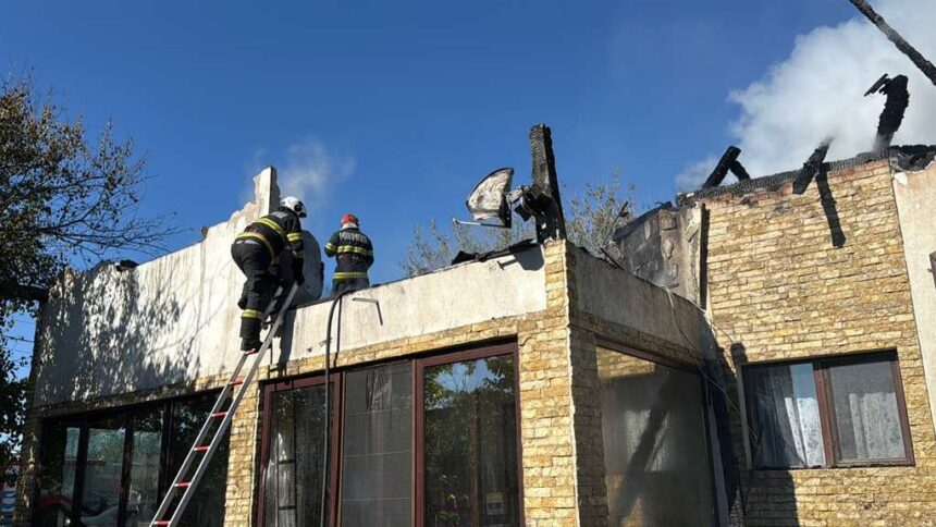 Incendiu devastator la Murighiol înainte de iarnă: Pensiunea Cristian în flăcări, iar proprietarii solicită ajutor pentru a se reface. 1 foto tragedie la murighiol in prag de iarna un incendiu a mistuit locuinta din incinta pensiunii cristian proprietarii cer sprijin pentru reconstructie 68ff9f6cdda45