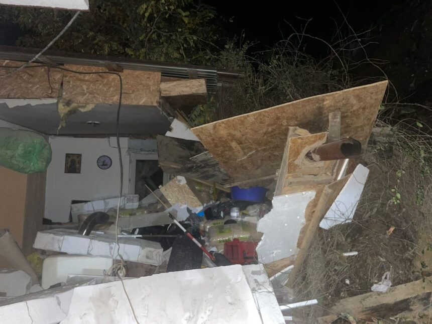 Prăbușire surprinzătoare în Măcin: un mal de pământ a acoperit o casă, iar locatarii au avut o favoare a sorții! 1 foto un mal de pamant s a prabusit peste o locuinta in orasul macin cei din interior au scapat ca prin minune 690265957162c