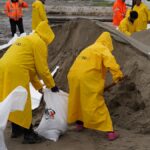 Alertă de ploi în județul Constanța: Acțiuni ale autorităților și voluntarilor din Valu lui Traian pentru salvarea gospodăriilor! 3 foto video cod rosu de ploi in judetul constanta autoritatile si voluntarii din valu lui traian actioneaza pentru protejarea gospodariilor 68e4fdd6b70e1