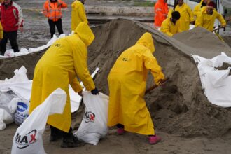 foto video cod rosu de ploi in judetul constanta autoritatile si voluntarii din valu lui traian actioneaza pentru protejarea gospodariilor 68e4fdd6b70e1