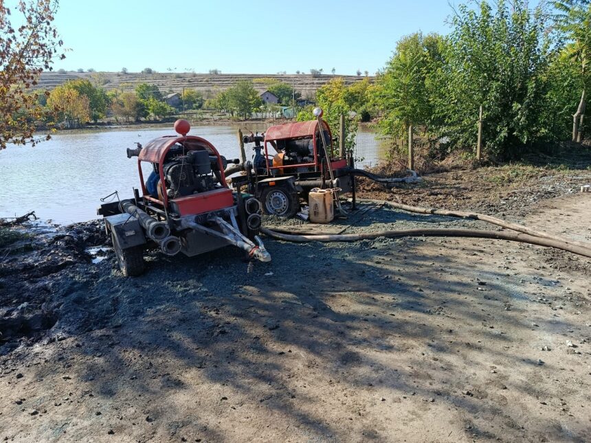 Povestea tragică a locuitorilor din Siliștea: inundațiile le-au devastat locuințele, iar salvatorii intervin pentru a le proteja averile 1 foto video drama localnicilor din silistea inundatiile le au distrus casele iar pompierii ii ajuta sa si salveze bunurile 68e8de2bccd6a