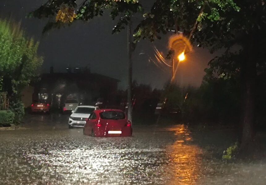 Noaptea devastatoare în Constanța: Inundații catastrofale și oameni prinși în mașini! 1 foto video furtuna a facut prapad in judetul constanta noaptea trecuta strazi si subsoluri de case inundate persoane blocate in autoturisme 68e0b256913d9
