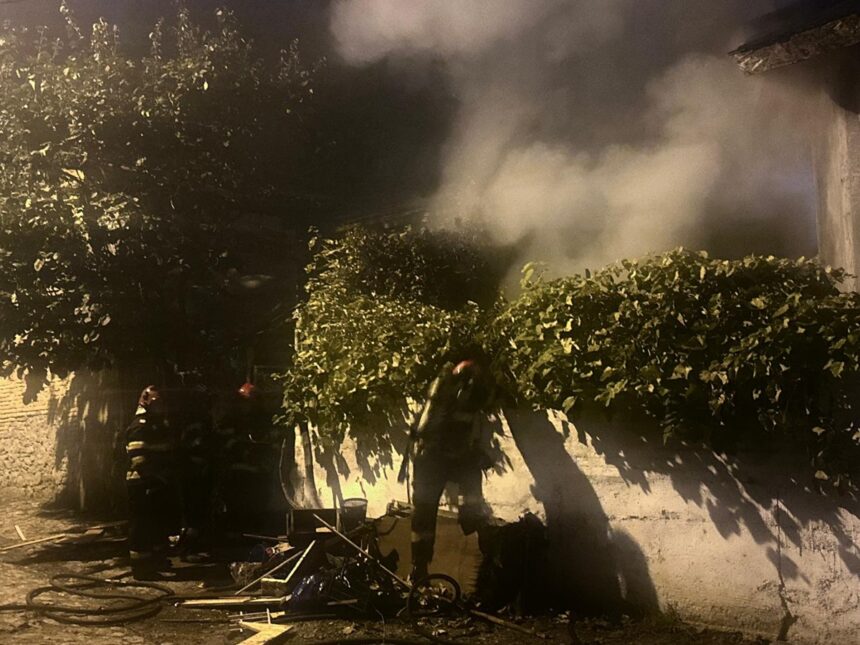 Flăcări devastatoare în Tulcea: Pompierii mobilizează trei autospeciale pentru a combate incendiul și a gestiona fumul dens! 1 foto video incendiu violent in tulcea cu degajari intense de fum pompierii intervin cu trei autospeciale de stingere si smurd ul 68ea8b0b3be29