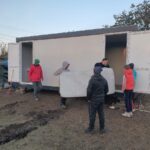 Implicare admirabilă la Băneasa: O familie fără adăpost după un incendiu primește un nou container, grație generozității comunității! 2 foto video solidaritate exemplara la baneasa o familie ramasa fara locuinta in urma unui incendiu a primit un container nou datorita oamenilor cu suflet mare 68eb7a02def07