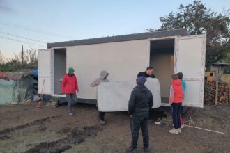 foto video solidaritate exemplara la baneasa o familie ramasa fara locuinta in urma unui incendiu a primit un container nou datorita oamenilor cu suflet mare 68eb7a02def07