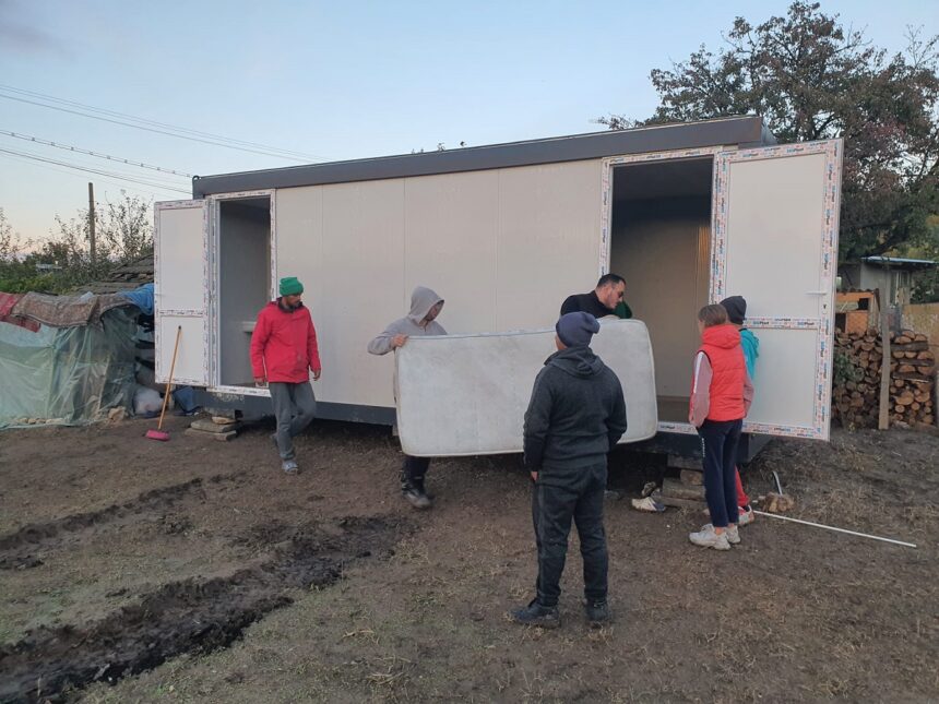 Implicare admirabilă la Băneasa: O familie fără adăpost după un incendiu primește un nou container, grație generozității comunității! 1 foto video solidaritate exemplara la baneasa o familie ramasa fara locuinta in urma unui incendiu a primit un container nou datorita oamenilor cu suflet mare 68eb7a02def07