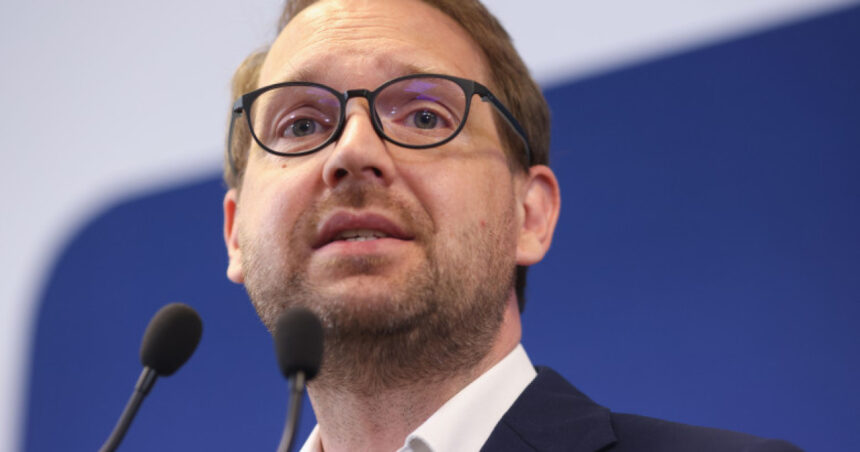 Fritz: USR va solicita un referendum pentru revizuirea Constituției dacă desființarea pensiilor speciale nu respectă legea fundamentală 1 fritz daca nu e constitutional sa desfiintam pensiile speciale usr va propune un referendum pentru modificarea constitutiei 68f641af4c229