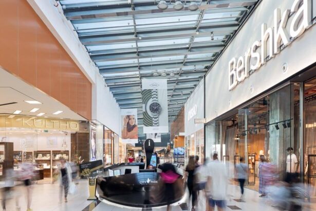 furt de adidasi la mall hot profesionist din constanta condamnat la inchisoare cu executare 68dc535888066