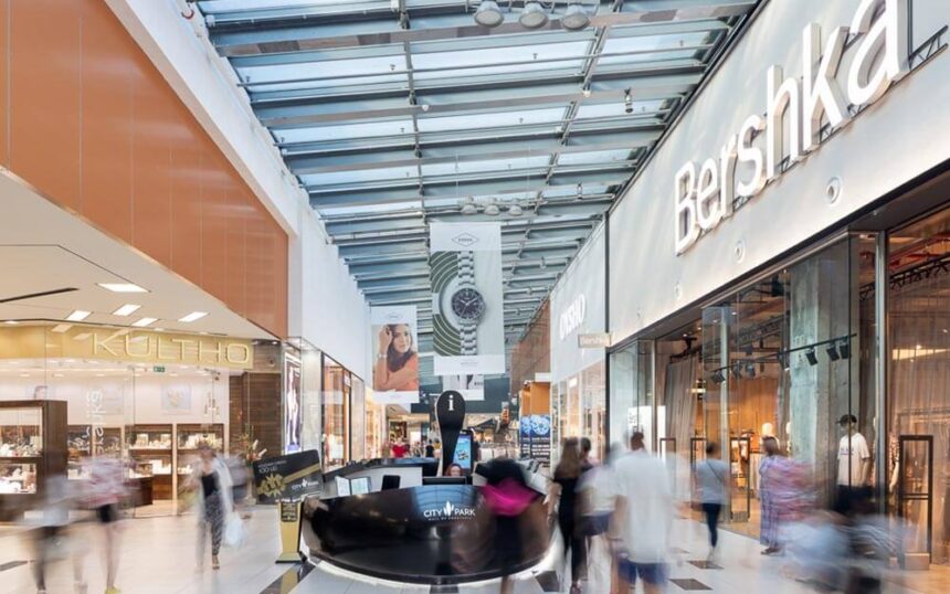 Spectacol de furt la mall: un hoț „experimentat” din Constanța, trimis după gratii! 1 furt de adidasi la mall hot profesionist din constanta condamnat la inchisoare cu executare 68dc535888066