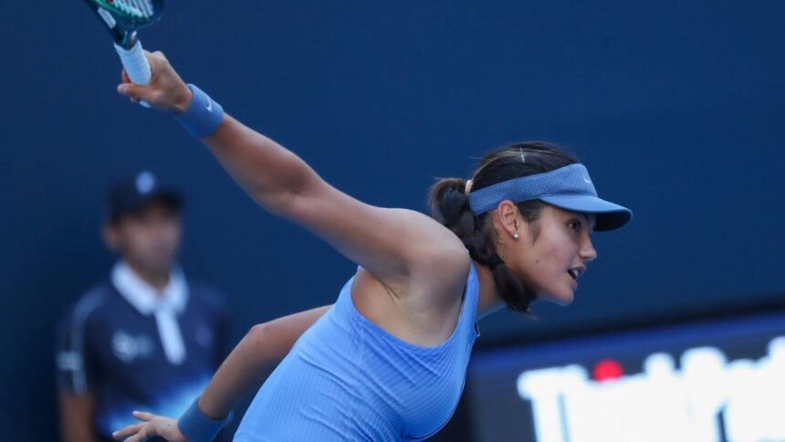 China lovește din nou în tenis: Emma Răducanu se retrage brusc în timpul meciului, după ce și Jannik Sinner a avut aceeași soartă. Ce dificultăți a întâmpinat britanica? 1 galerie foto china doboara tenismeni in cascada dupa jannik sinner si emma raducanu s a retras in mijlocul unui meci ce a acuzat britanica 68e4daef20b3b