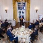 Cină de lux la Casa Albă: Trump a organizat o petrecere extravagantă pentru miliardarii care au contribuit cu 200 de milioane de dolari la construirea unei săli de bal. 3 galerie foto cina luxoasa la casa alba trump a gazduit un eveniment cu miliardari care au donat pentru o sala de bal de 200 milioane de dolari 68f096c023759