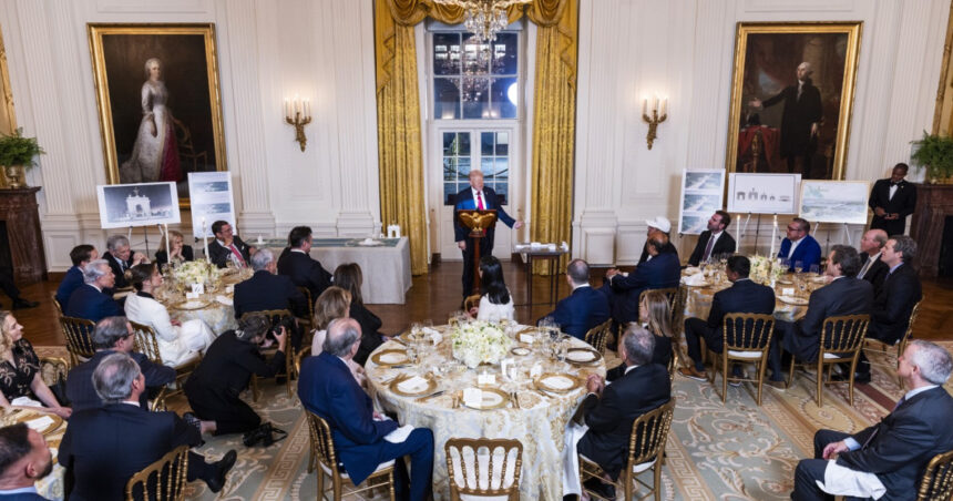 Cină de lux la Casa Albă: Trump a organizat o petrecere extravagantă pentru miliardarii care au contribuit cu 200 de milioane de dolari la construirea unei săli de bal. 1 galerie foto cina luxoasa la casa alba trump a gazduit un eveniment cu miliardari care au donat pentru o sala de bal de 200 milioane de dolari 68f096c023759