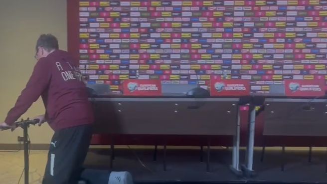 Ralf Rangnick: Intrarea spectaculoasă la conferința de presă înainte de duelul cu România 1 galerie foto cum a venit ralf rangnick la conferinta de presa de dinaintea meciului cu romania 68eaa6af05330