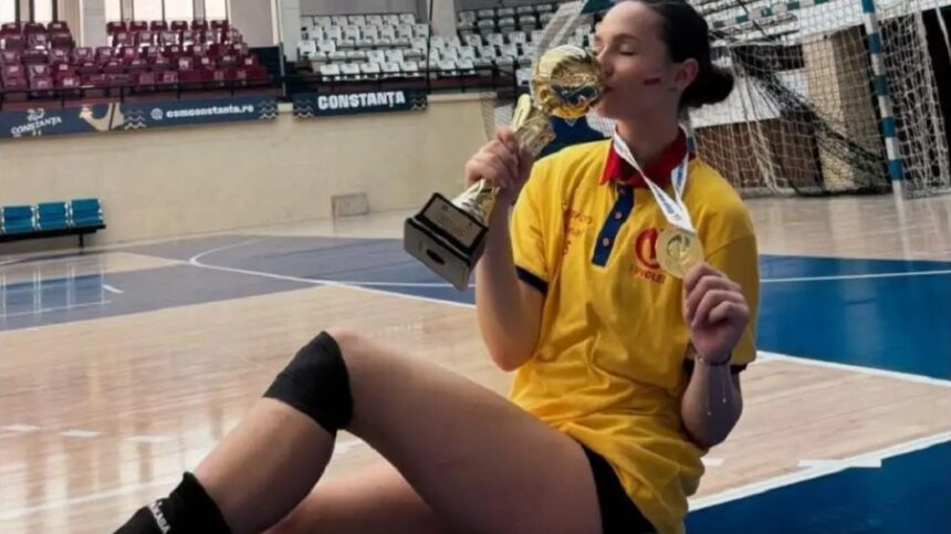 Dinamo își dezvăluie echipa feminină înainte de derby-ul cu Rapid! Maria Cimbru, cea mai tânără jucătoare din Ștefan cel Mare! 1 galerie foto dinamo si a prezentat lotul feminin inaintea derby ului cu rapid maria cimbru este mezina din stefan cel mare 68f1f4f07e2f0