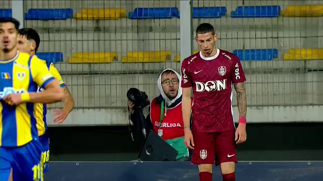 Imagini neobișnuite de la Petrolul - CFR: Sfait, la un pas de a distruge un laptop! 1 galerie foto imagini cum rar se vad la petrolul cfr sfait aproape sa faca bucati un laptop 68f683fe50fd2