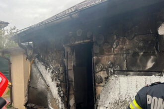 galerie foto incendiu la o magazie aflata langa un camin de batrani din cornetu pompierii au gasit o persoana moarta inauntru 68f391b45832f