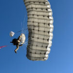 galerie foto momentul in care in timpul unui exercitiu in buzau unui parasutist nu i se deschide parasuta principala si aterizeaza cu rezerva 6904df64a6903