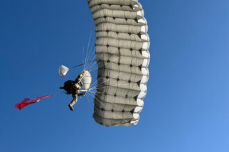 galerie foto momentul in care in timpul unui exercitiu in buzau unui parasutist nu i se deschide parasuta principala si aterizeaza cu rezerva 6904df64a6903