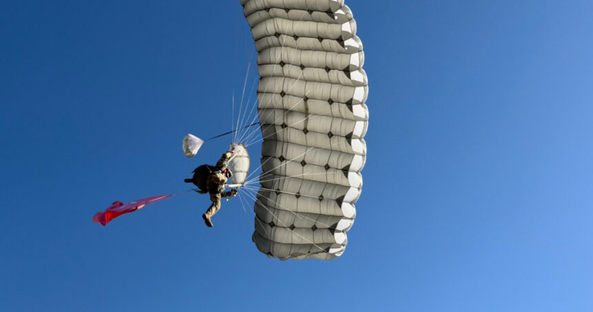 galerie foto momentul in care in timpul unui exercitiu in buzau unui parasutist nu i se deschide parasuta principala si aterizeaza cu rezerva 6904df64a6903