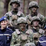 Regina Maxima a Olandei, surprinsă în uniformă militară: o nouă față a suveranei în cadrul unui exercițiu al Poliției militare 3 galerie foto regina maxima de nerecunoscut in uniforma militara suverana olandei a participat la un exercitiu de instruire al politiei militare 6901d35eb94d9